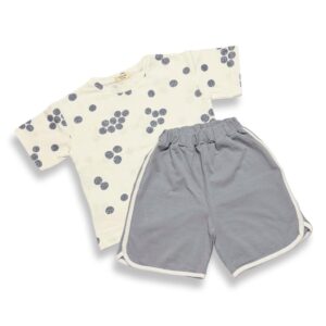 T-särk ja lühikesed püksid