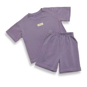 Lilla T-särk ja lühikesed püksid.